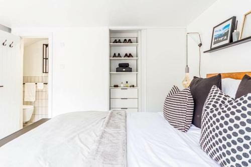 Modern Coach House On Quiet Street