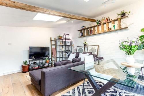 Modern Coach House On Quiet Street