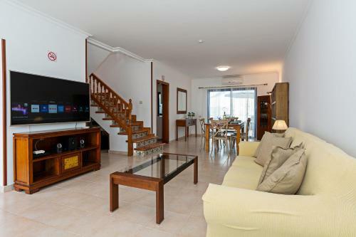 Villa 3br Home - Private Heated Pool - Parking