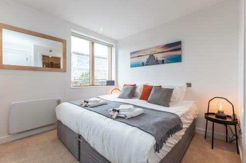 Apartamento ?onpoint - Superb Waterside 2 Bed Apt W/free Parking?