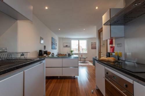 Apartamento ?onpoint - Superb Waterside 2 Bed Apt W/free Parking?