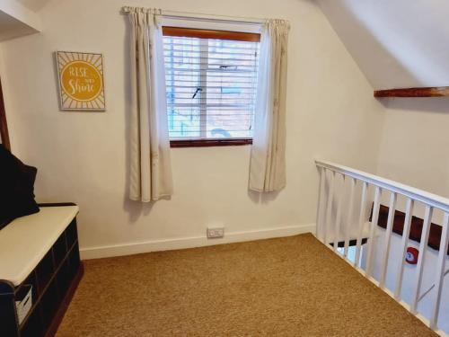 Pass The Keys Charming 2 Bedroom Town House, Perfectly Located