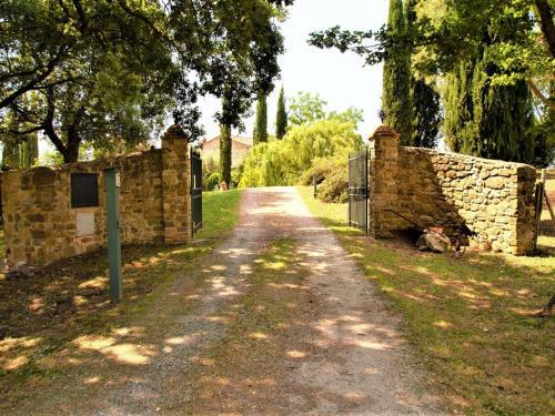 Romantic Lodge At Scansano With Shared Swimming Pool
