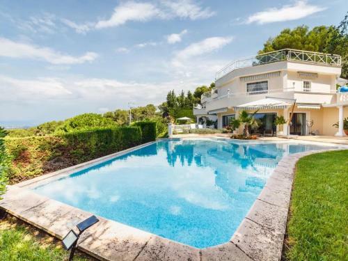 Modern Villa With Great White Interior