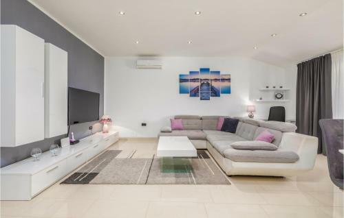 Two-bedroom Apartment In Vodnjan