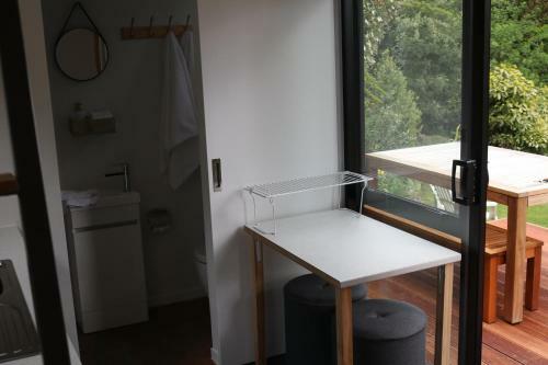 Tranquil Central Wanaka Tiny Home, Mountain Views & Spring Water