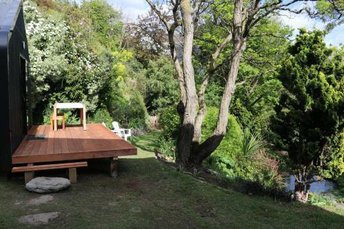 Tranquil Central Wanaka Tiny Home, Mountain Views & Spring Water