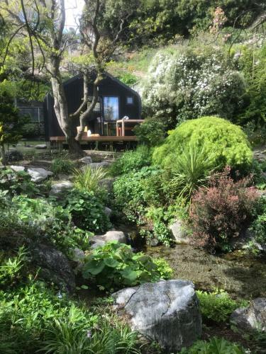 Tranquil Central Wanaka Tiny Home, Mountain Views & Spring Water