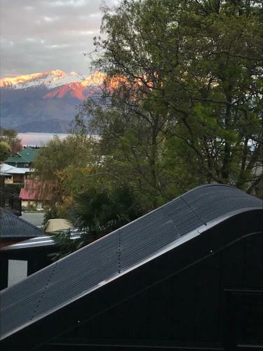 Tranquil Central Wanaka Tiny Home, Mountain Views & Spring Water