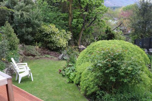Tranquil Central Wanaka Tiny Home, Mountain Views & Spring Water