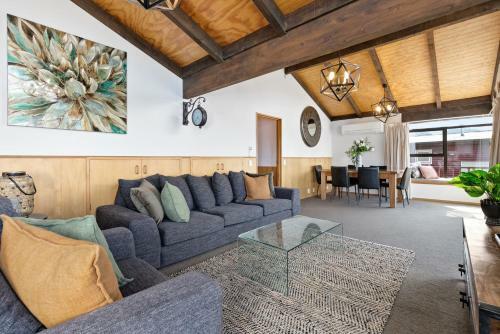 A Surprise On Sunrise! Panoramic Lake Views & Spa Pool