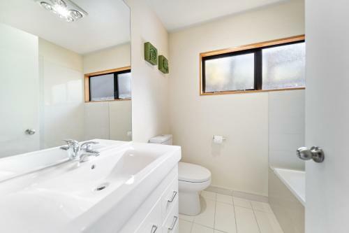 A Surprise On Sunrise! Panoramic Lake Views & Spa Pool