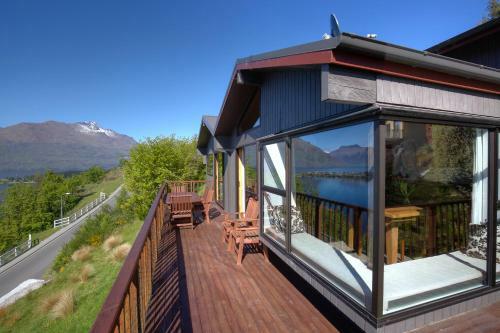 A Surprise On Sunrise! Panoramic Lake Views & Spa Pool