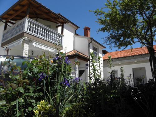 Studio Apartment In Medulin With Terrace, Air Conditioning, Washing Machine (213-4)