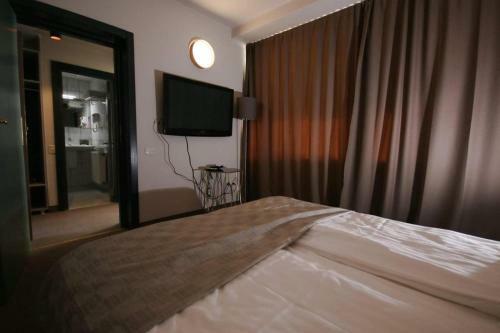 Riviera By Queens Hotel And Resort