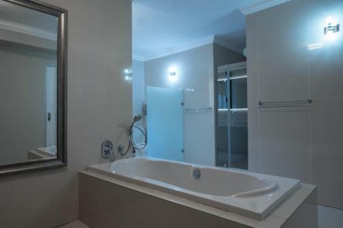 Hostal Royal Albert Suites