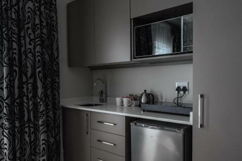 Hostal Royal Albert Suites