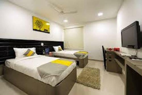Hostal Cosy Room With Private Bath And Work Desk