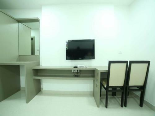 Hostal Cosy Room With Private Bath And Work Desk