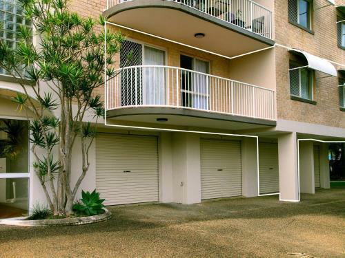 Beachside 2 - 3 Bedroom Budget Apartment Only One Block From Mooloolaba Beach!
