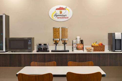 Hotel Super 8 By Wyndham Thompson