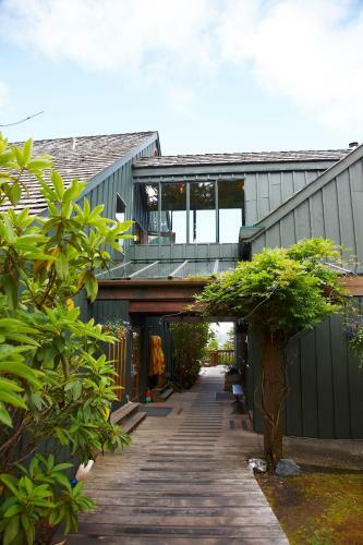 Middle Beach Lodge