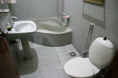 5 Bedroom Private Home In Dha Lahore- Entire House