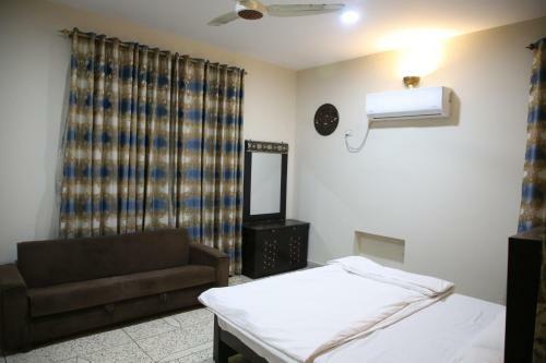5 Bedroom Private Home In Dha Lahore- Entire House