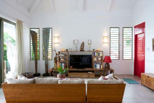Villa Temiti - Luxury Lagoonfront W/ Infinity Pool
