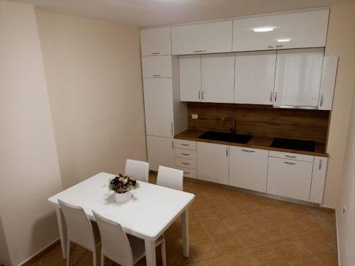 Serene Apartment Next To The Beach.