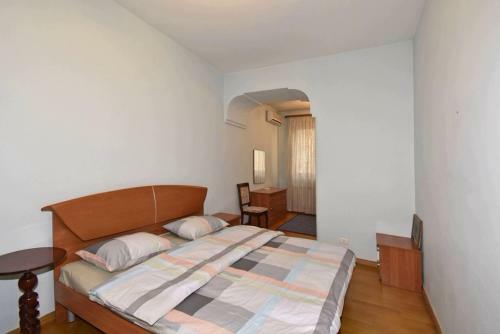 2-bdr Comfortable Apartment Near Opera Theatre
