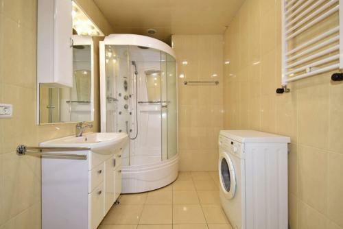 2-bdr Comfortable Apartment Near Opera Theatre