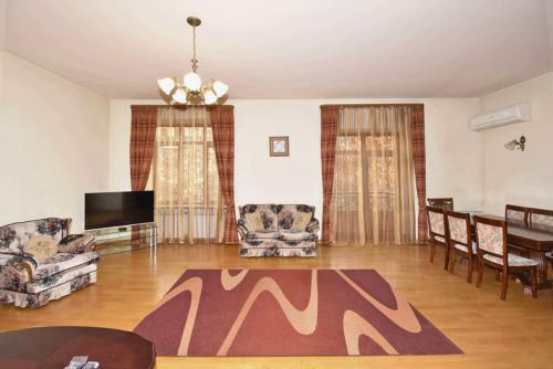 2-bdr Comfortable Apartment Near Opera Theatre