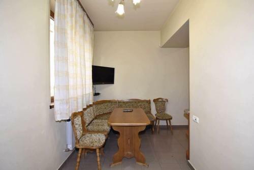 2-bdr Comfortable Apartment Near Opera Theatre