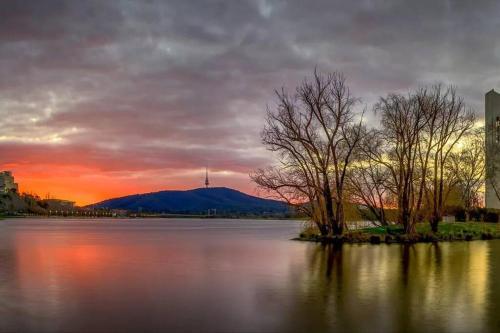 Absolute Inner-city Luxury / Canberra City