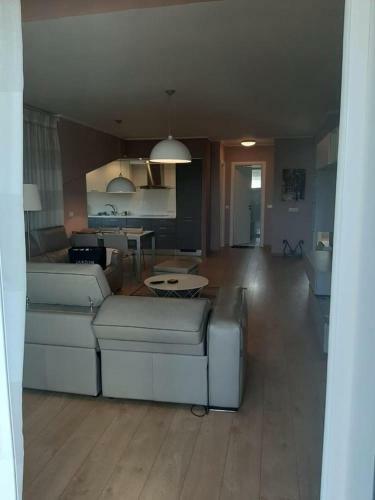 Pool View Apartment At Long Hill Residence