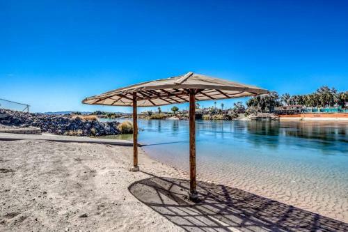 Waterfront Resort Living! Beach & Launch