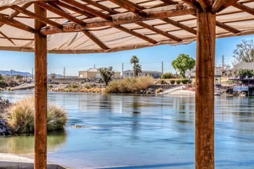Waterfront Resort Living! Beach & Launch