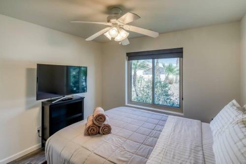 Waterfront Resort Living! Beach & Launch
