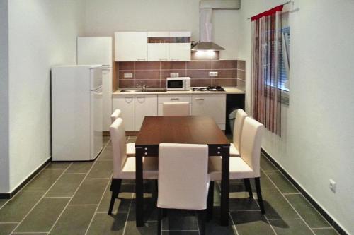 Apartment In Vir With Balcony Or Terrace