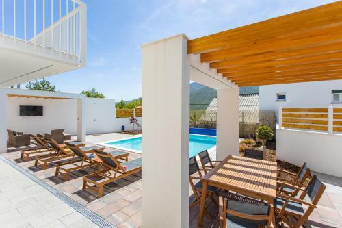 Villa Sulic - Heated Pool And Mountain View