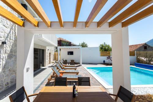 Villa Sulic - Heated Pool And Mountain View