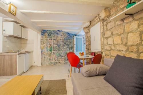 Honey Art Apartment