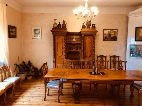 Classical Large Apartment On Alberta Street