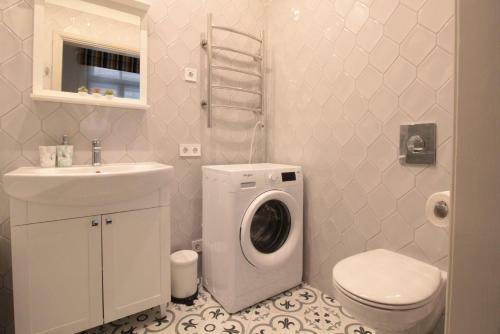Charming 1br Apartment With Bath In Quiet Center Of Riga