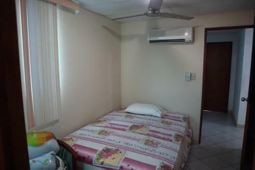 Apartamento De 4 Dormitorios, Piscina Y 2 Parqueo