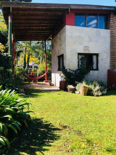 Caba�a Con Hogar En El Bosque