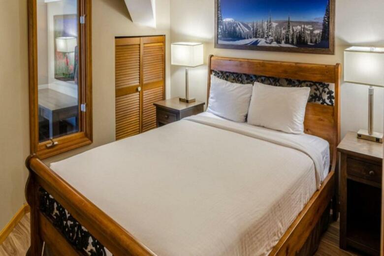 Nancy Greene's Cahilty Lodge - Hotel Room