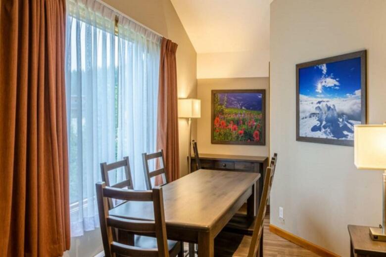 Nancy Greene's Cahilty Lodge - Hotel Room