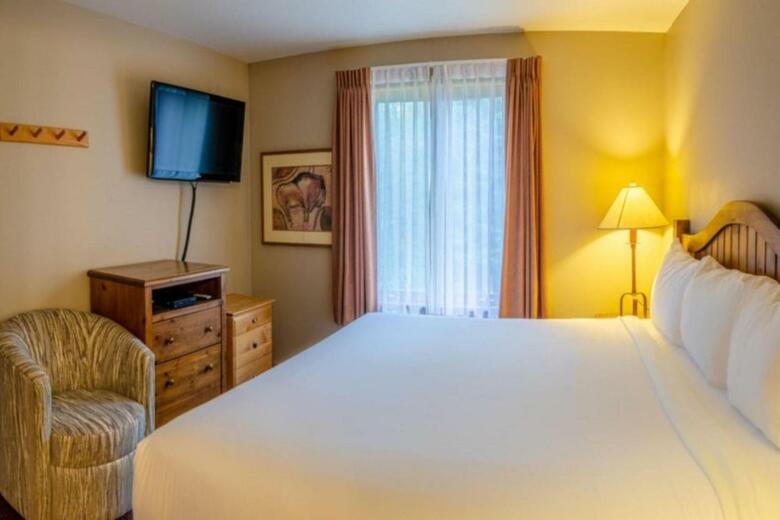 Nancy Greene's Cahilty Lodge - Hotel Room